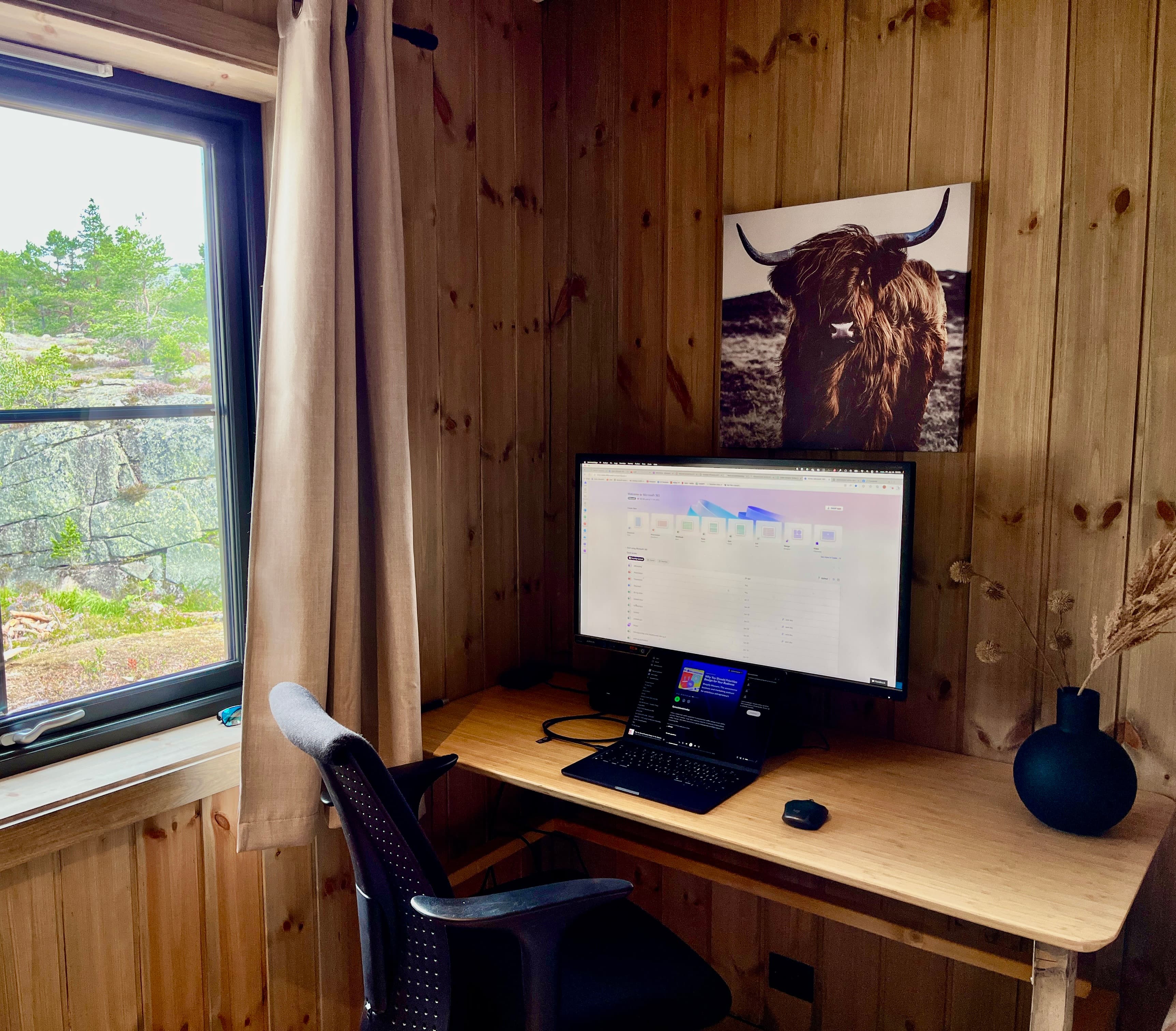 Soverom 2 med skrivebord ved vinduet