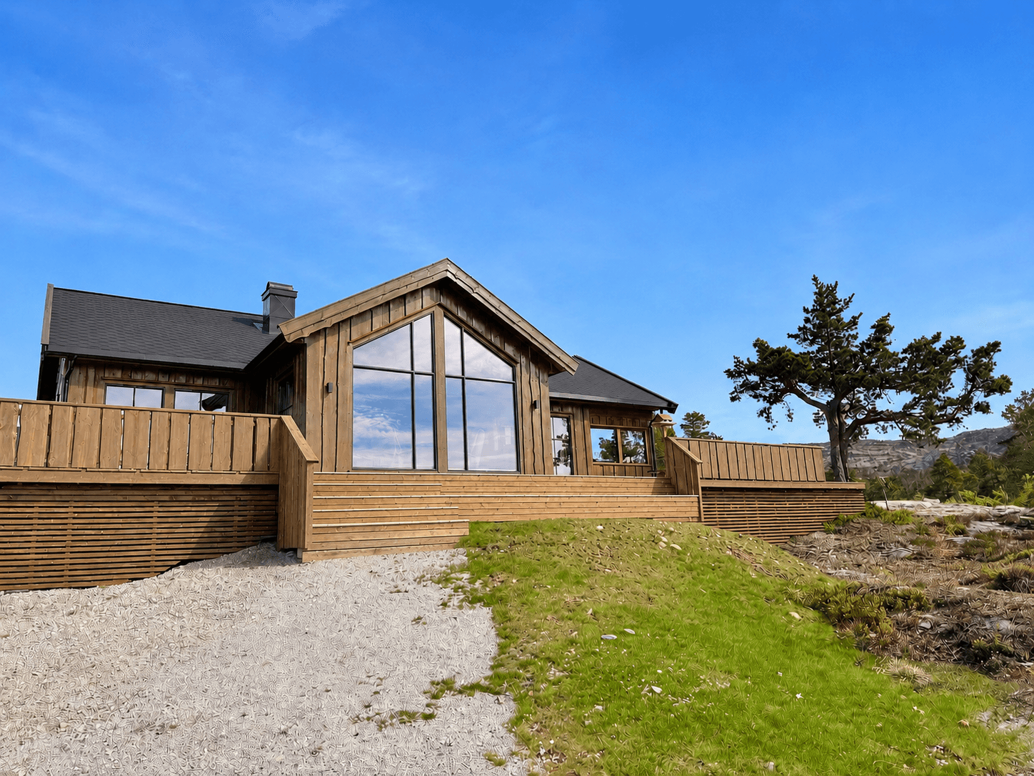 Lindeview sett fra siden, med sol og gressplen