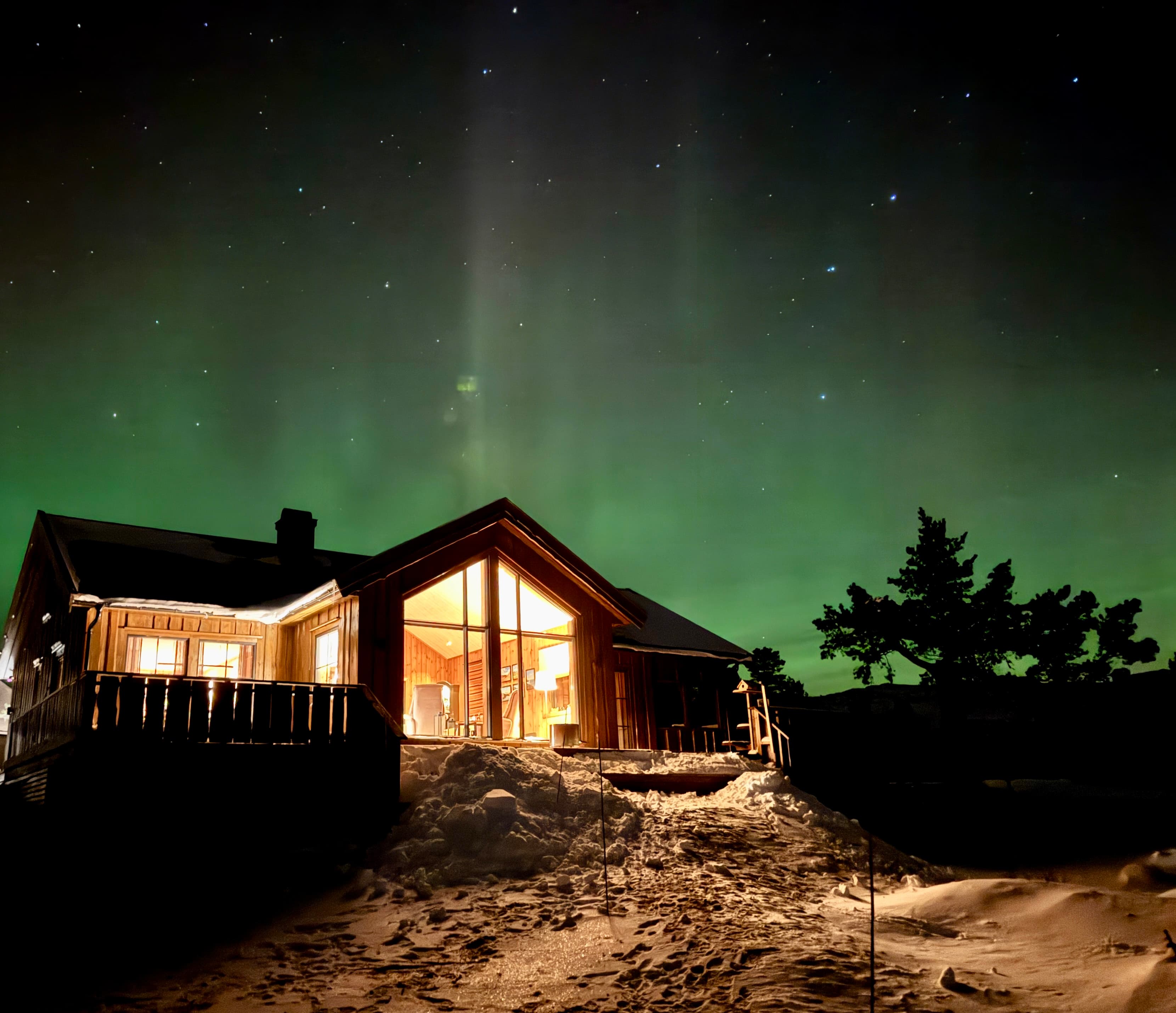 Lindeview en vinternatt under nordlys og stjernehimmel