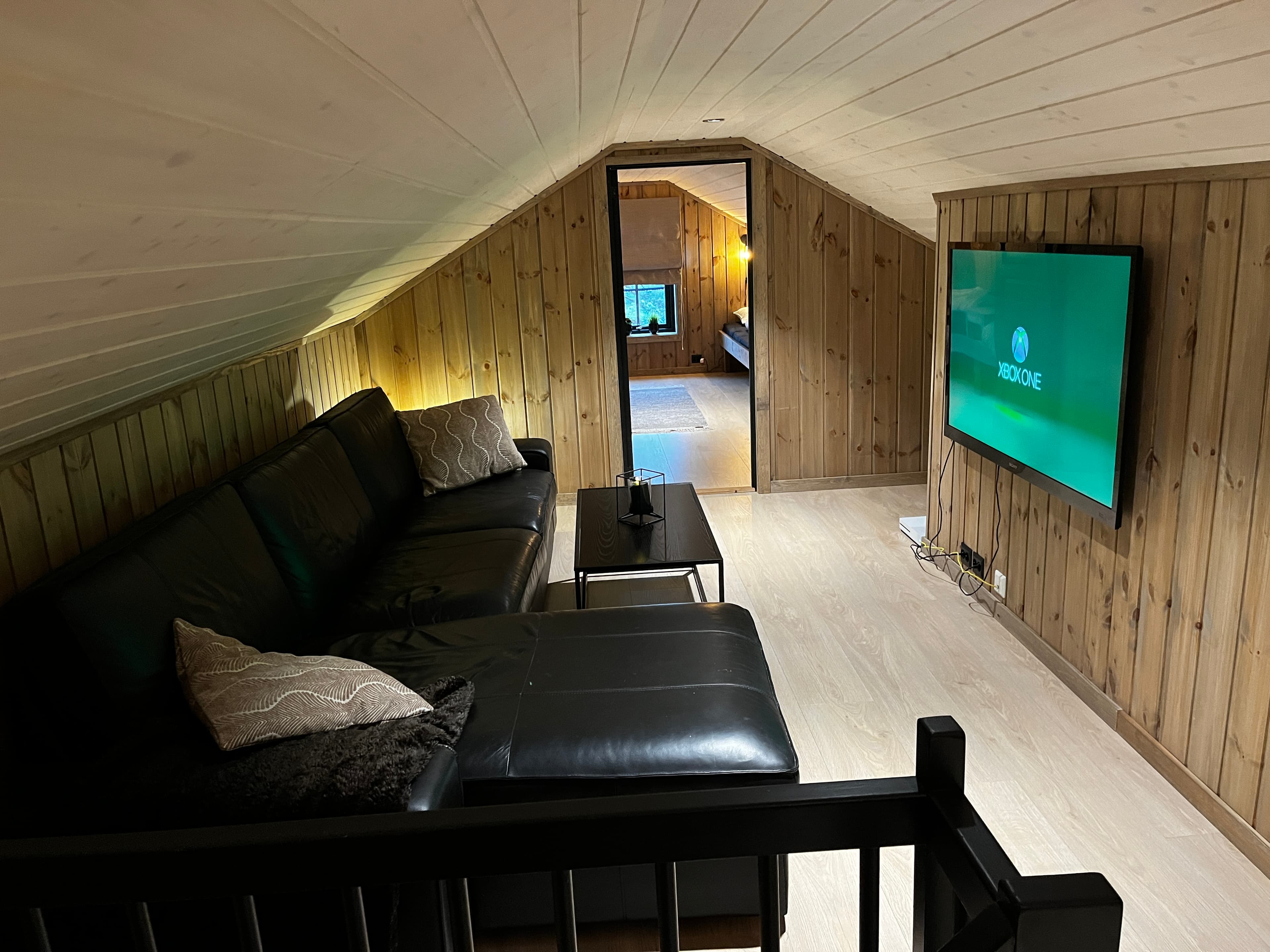 Loftsstue med sofa og TV