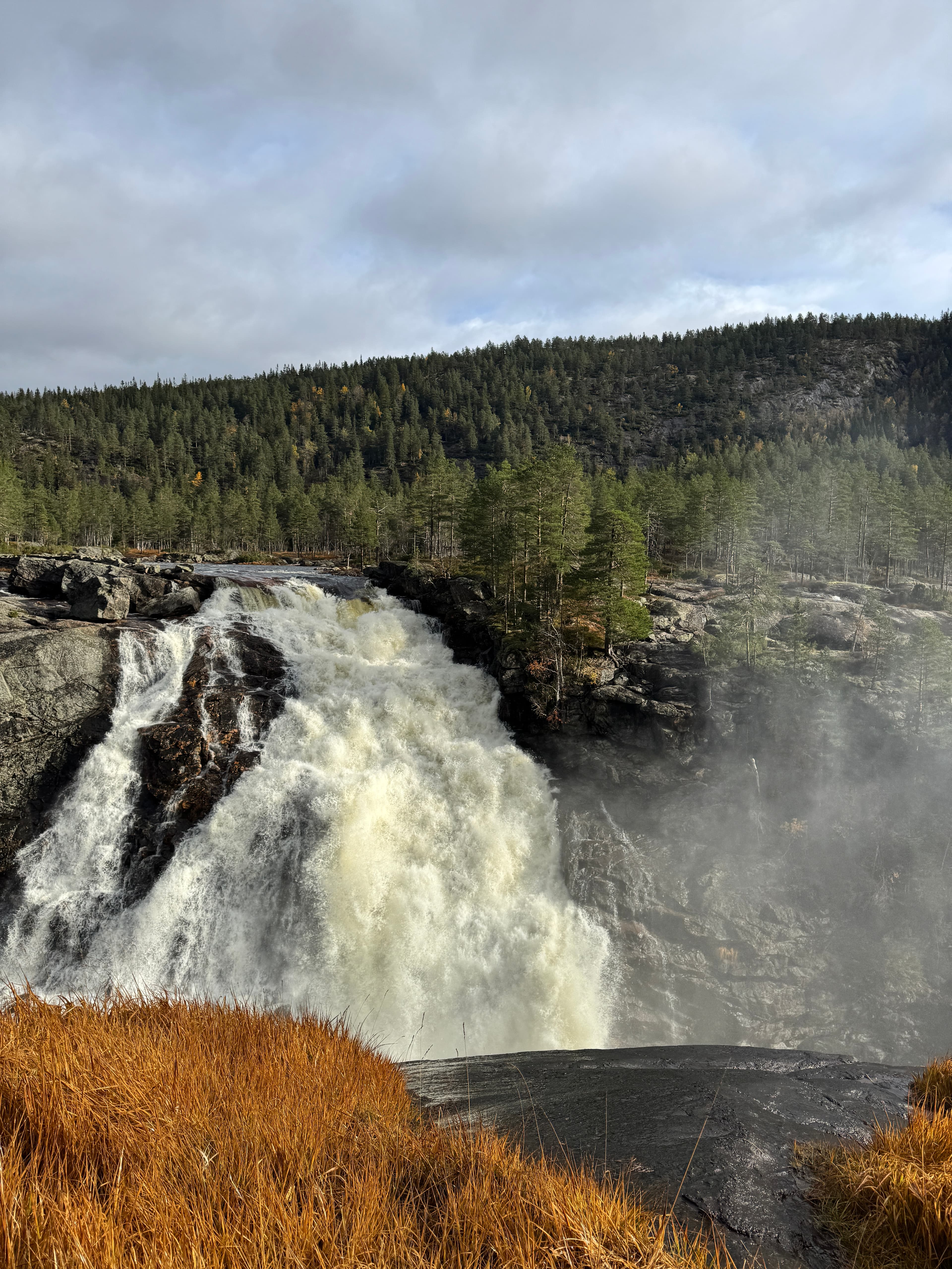 Fossefall langs en av turstiene nær Lindeview