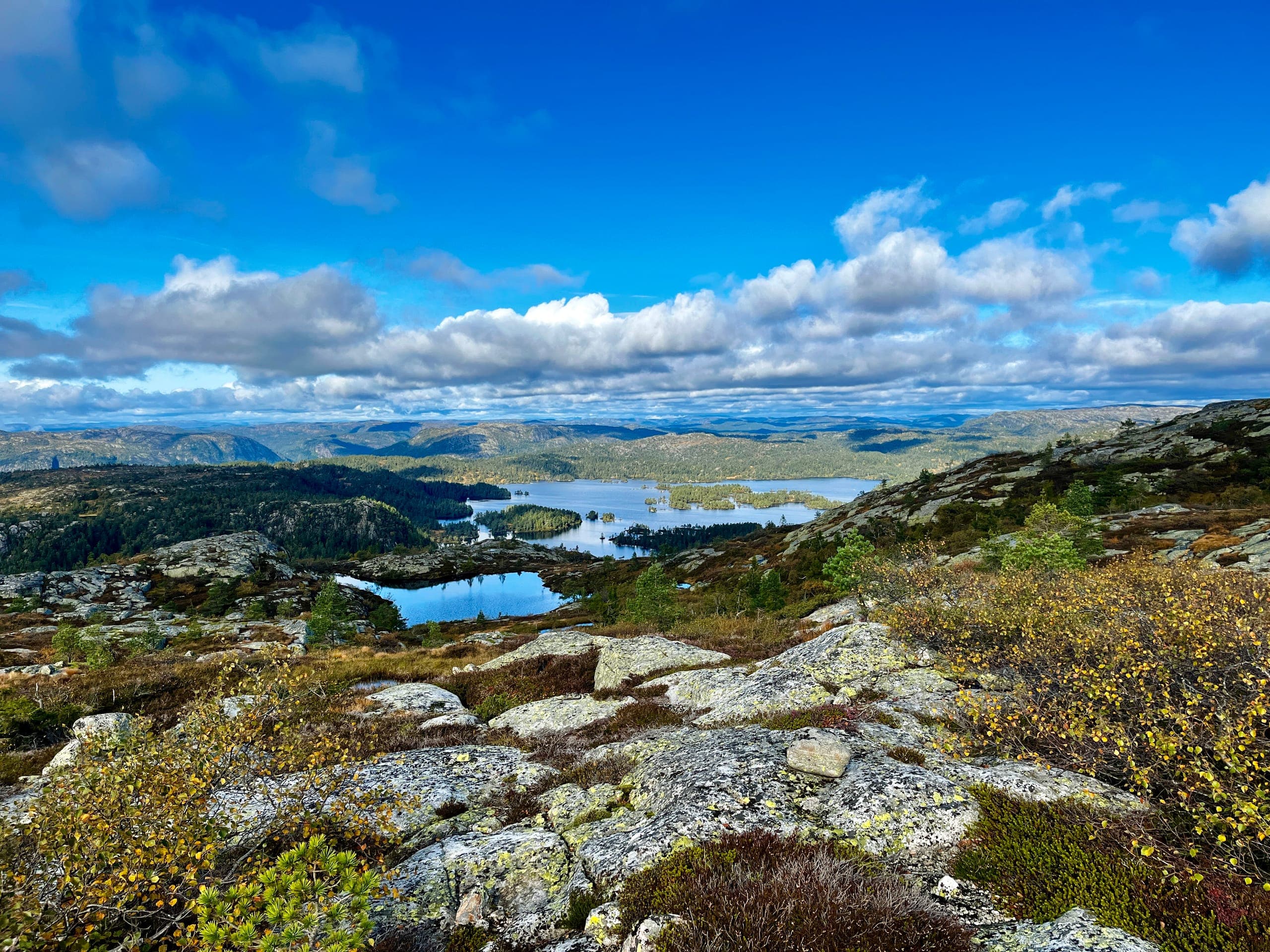 Blick über Bergseen und Täler von der Anhöhe bei Lindeview